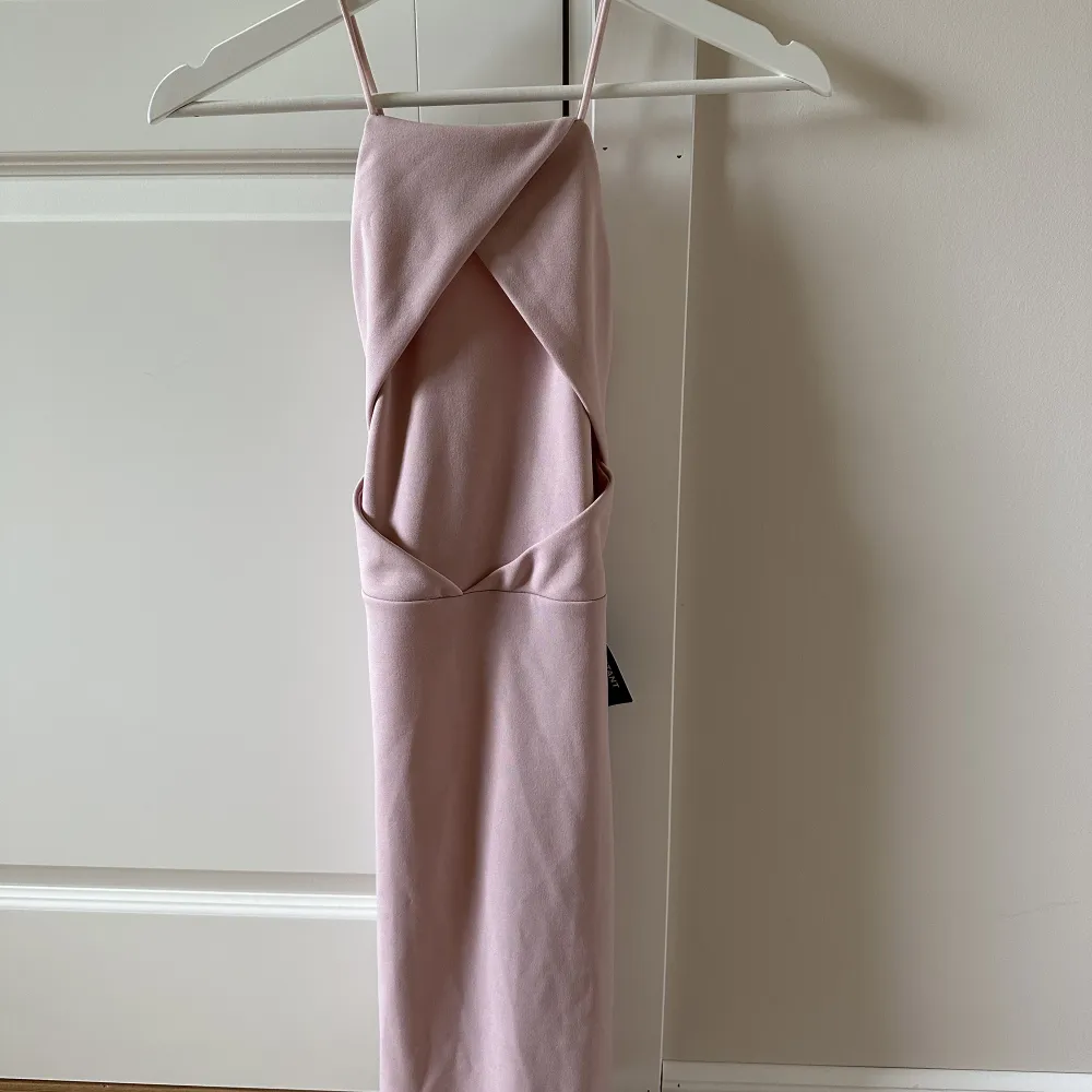 Säljer nu denna fina ljusrosa klänning från NLY ONE (nelly.com’s egna märke). Säljer då den bara legat i garderoben för att returtiden missades. Aldrig använd. Nypris: 299:- 🌸. Klänningar.