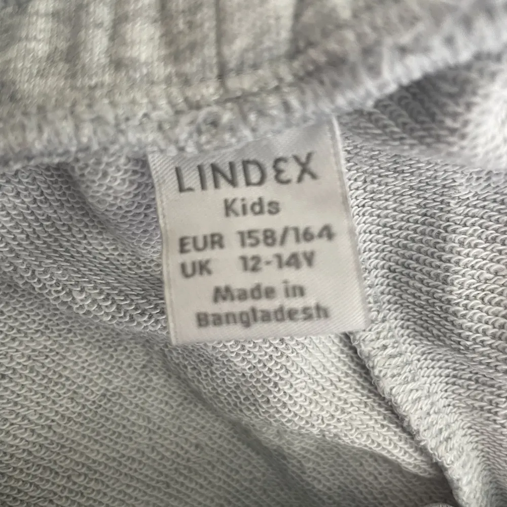 Gråa mjukisbyxor från Lindex med tryck på benet 50kr+ frakt. Jeans & Byxor.