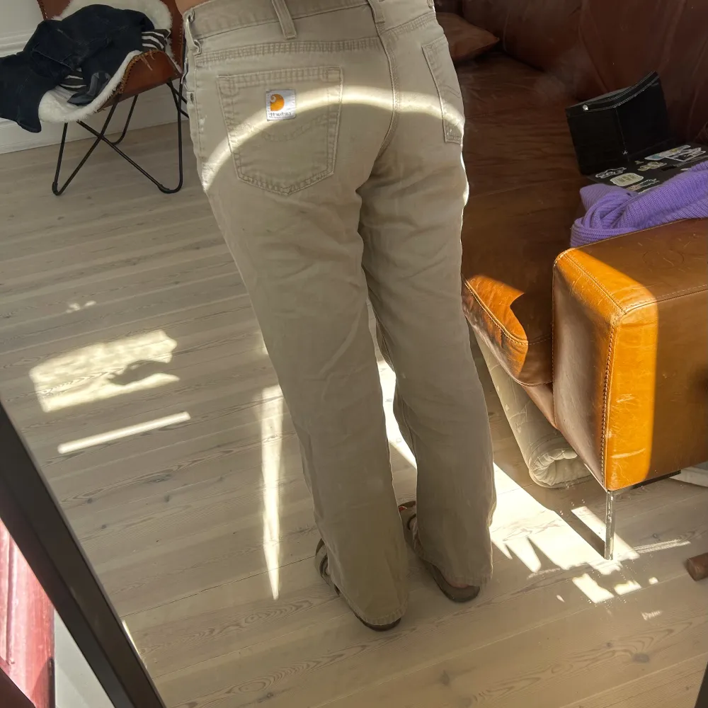 Snygga carhartt jeans med färgstänk 🎨 . Jeans & Byxor.
