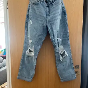 Ett par jätte fina högmidjade jeans från Hollister som är i jätte bra sick och den är normal i passformen  Storlek:15R W:32 L:27 Köparen står för frakten 