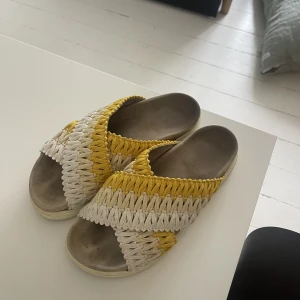 Inuikii tofflor  - Gula inuikii tofflor. Storlek 38. Sköna att gå i. Nypris 1699 sek. Använda men fint skick.