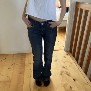 Hej jag säljer mina lågmidjade bootcut jeans. Lite långa på mig som är 165💕 - Hej jag säljer mina snygga lågmidjade bootcut jeans. Lite långa på mig som är 165💕Pris kan diskuteras vid snabb affär💕