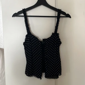 Topp från zara - Topp från zara i storlek S. Snöret går att reglera, ha tajtare eller mer öppet. Använd 1 gång så den är i bra skick. Skriv vid intresse. Pris kan diskuteras💖💖