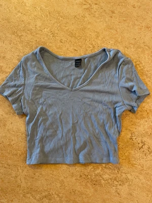 blå topp - blå topp från shein. är storlek small. köparen står för frakt. dm om ni har frågor🥰