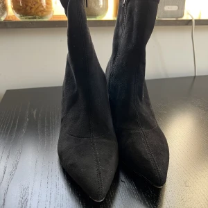 Boots - Boots från NA-KD, använda 2-3 gånger men liiiite för stora för mig. Ingen låda kvar tyvärr och är en liten lös tråd vid dragkedjan på ena skon.