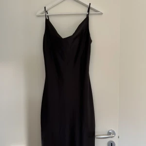 Klänning - Svart lång klänning från Ginatricot, använd en gång för längesen, tyvärr för liten för mig nu.