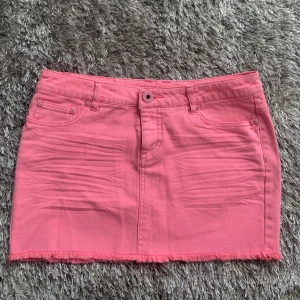 Lågmidjad minikjol - Asball lågmidjad jeanskjol! Säljer då den tyvärr är för stor för mig. 💕