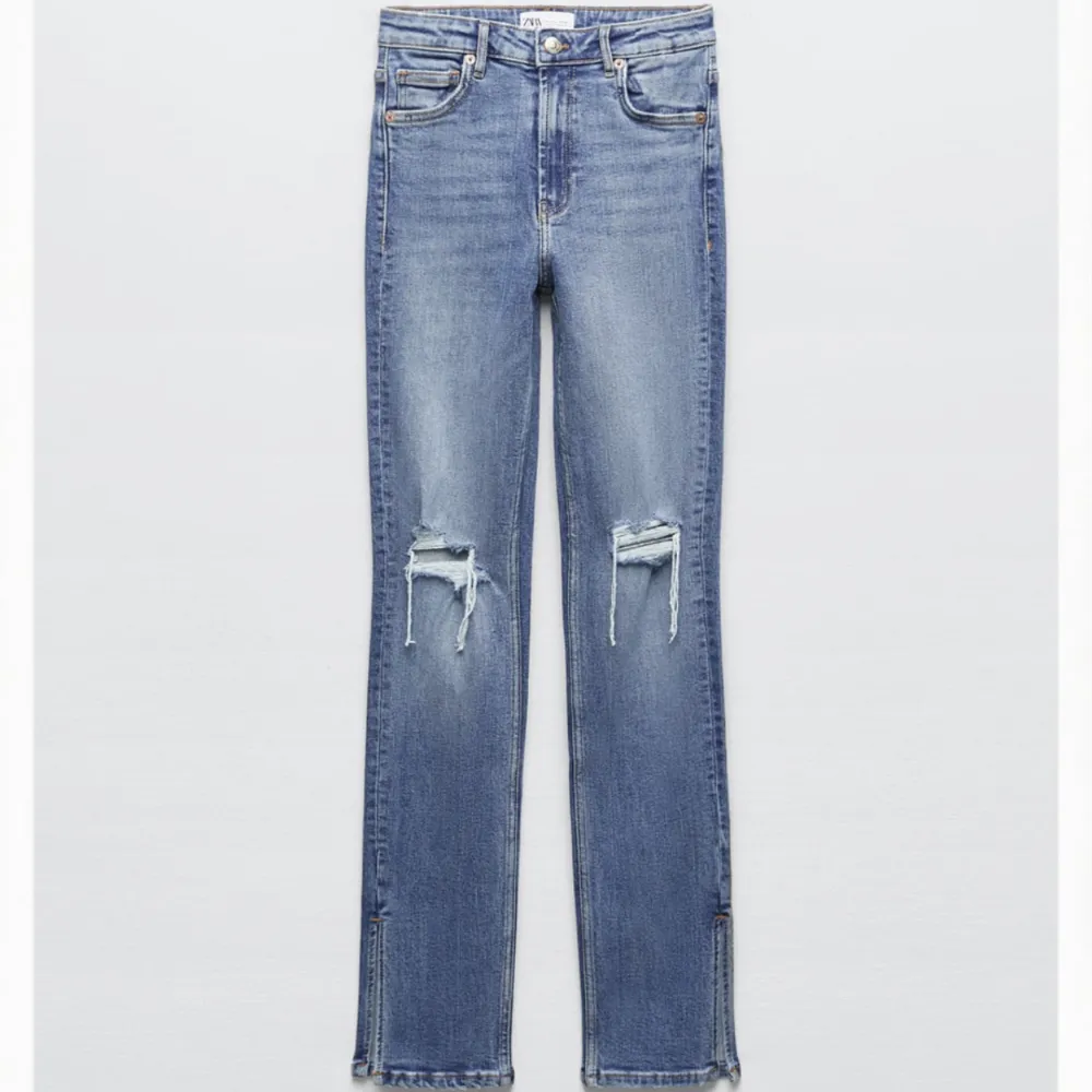 Säljer dessa jätte fina jeans från zara som sitter skit fint vid rumpan ( säljer i både blå och grå)  nyskick❤️. Jeans & Byxor.