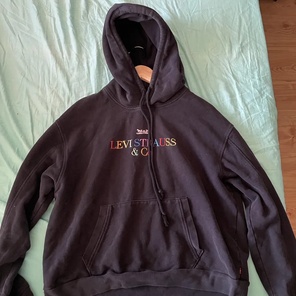 En svart hoodie från Levis som är i bra sick men används tyvärr inte. Passar bra till sommarkvällar:). Hoodies.