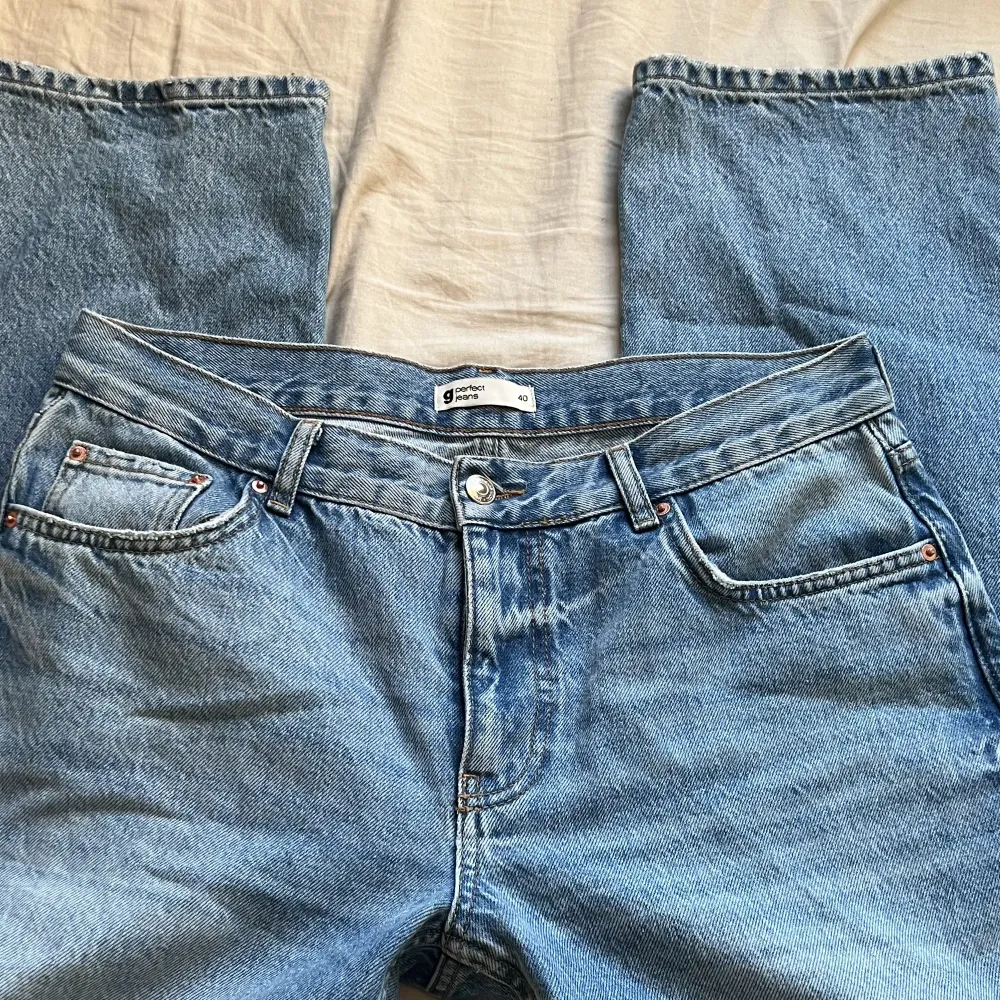 Jeans som är raka i benen från Gina Tricot i strl 40 men är mer 38! älskar dessa och passar perfekt i längden för mig som är 161 men de kommer tyvär inte till användning mer! köptes för 600kr för ca 2 månader sen och använda 1gång🌸 skriv om du har frågor!. Jeans & Byxor.