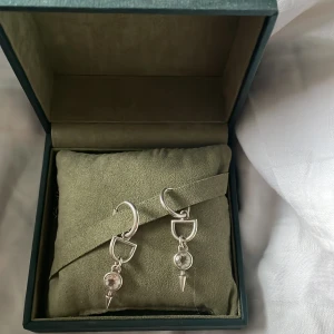 Maria nilsdotter örhängen - Väldigt fint skick köpta för ungefär ett halvår sen för ungefär 5000kr. Man kan köpa enskilt också för 2200 styck