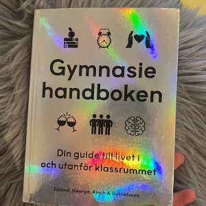 Gymnasiehandboken - Gymnasiehandboken i nyskick. Inga vikta sidor. Se baksidan av boken :) mycket givande insikter och tips! Tog studenten 2022 så har därför inte användning av denna längre. Nypris: 209kr
