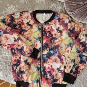 Blommig tröja - Från Wish Tunn tröja Stl M men är som S i stl
