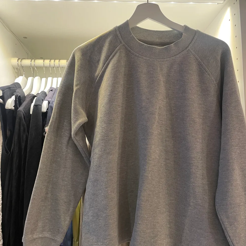 En grå sweatshirt från samsøe samsøe använd 2 gånger. Säljer för 350kr nypris 2000kr. Storlek S. Tröjor & Koftor.
