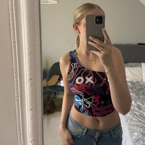 Topp  - Super skön topp med coolt mönster. Super snygg till fest eller andra tillfällen 💕