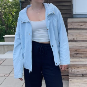 Ljusblå vårjacka - En super mjuk babyblå vårjacka🩵Funkar som kofta eller liknande då den är väldigt tunn och lätt