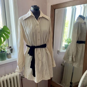 Skjorta  - Så fin lång skjorta. Kan användas som kort klänning eller över bikinin på stranden. I mycket bra skick 🌻