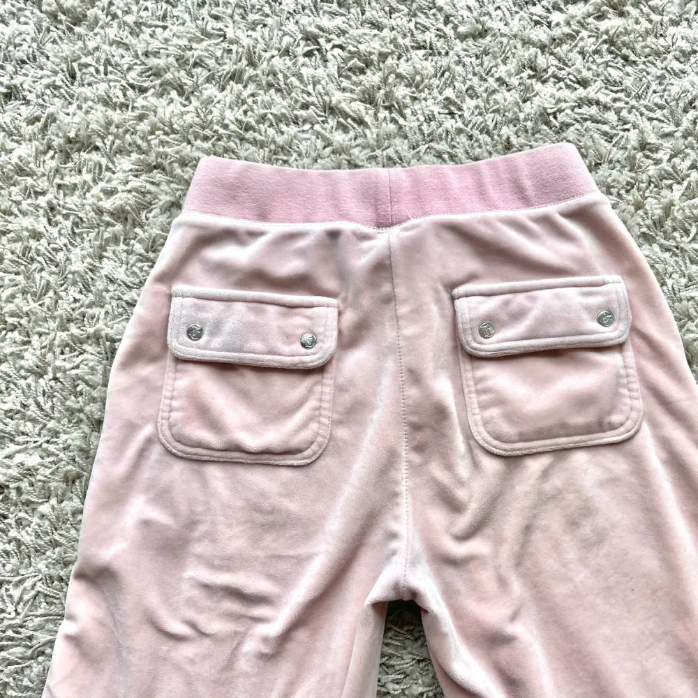 Säljer dessa rosa juicy byxor då dom inte kommer till användning längre och dom är lite stora för mig. Dom är jättefina till sommaren och jättesköna Skriv för fler bilder💗Pris kan diskuteras och byxorna kan även bytas mot något annat. Jeans & Byxor.
