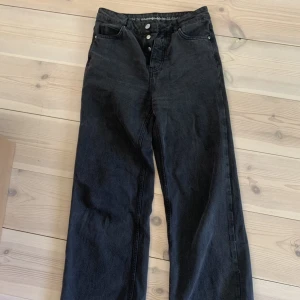 Jeans - Svarta jeans. Skulle säga att de passar xs-s. 