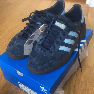 Spezial darkblue adidas skor  - Det här är mina mörkblå spezial skor😌 Tyvärr var storleken för stor för mig och därför behöver jag sälja💕💕 svår storlek att hitta, i perfekt skick då de aldrig använts, lapp och box finns kvar också! Skriv vid frågor 💛
