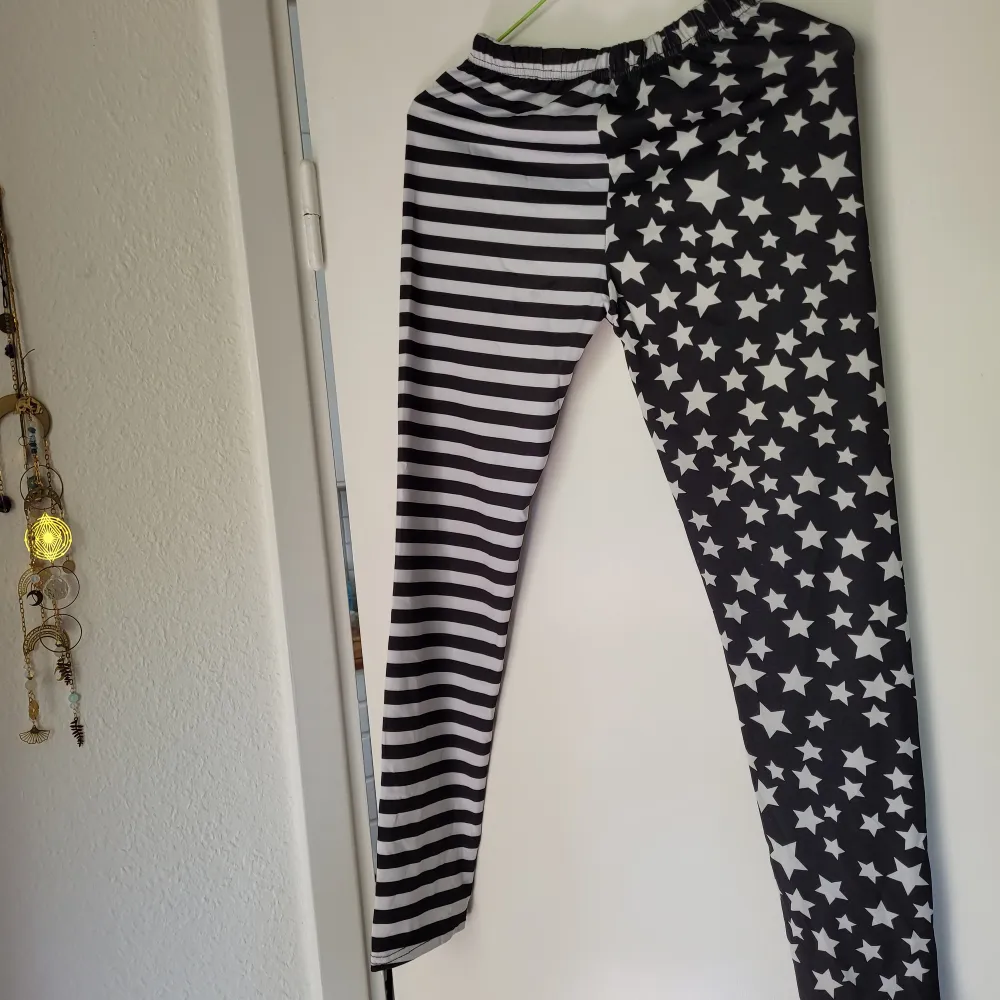 Mönstrade svart/vit stretchiga tights. Stl S/XS. Innerbenslängd ca 65cm. Midjemåttca 57cm Nya! Aldrig använda. Fraktkostnad tillkommer. . Jeans & Byxor.