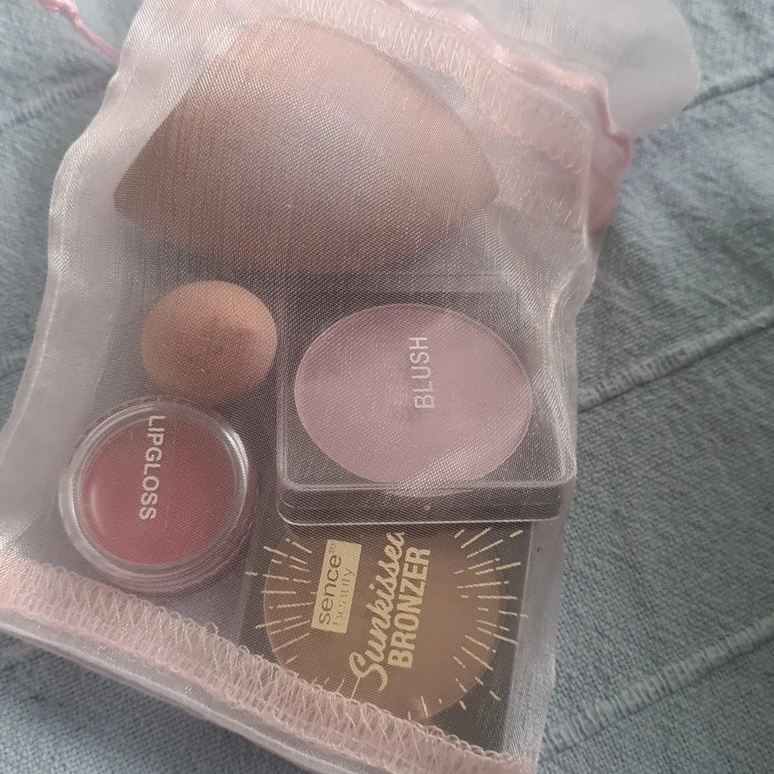 Smink som är bra. Ett stort packet med smink som är väldigt finnt och naturligt - 90