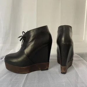 Acne Studios ankelboots ”Atacoma” str. 37 - Unika, kaxiga och eleganta ankelboots från Acne Studios. Modellen heter ”Atacoma” och inköpspris var 3 500kr. Dessutom är skorna nysulade för ca 300kr. Inte ofta använda, men älskade skor och tecken på användnnng finns. 