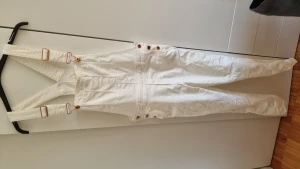 Vita hängselbyxor - Vita hängselbyxor i jeans. Från H&M, storlek 38. Knappt använda.