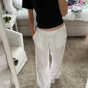 Linnebyxor  - Fina vita linnebyxor från Madlady. Passar mig som är 170 lång ungefär. De är midwaist men man skulle kunna ha de low waist om man vill! Använda ett fåtal gånger och ser ut som nya. Nypris: 499 kr