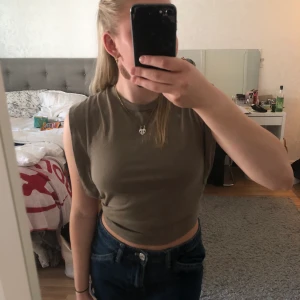 Tröja - Säljer denna jättefina t-shit från gina som jag lköpte på sellpy då den inte satt som jag tänkt mig. Storlek xxs men sitter som en xs/s. Säljer för 100kr + frakt☺️