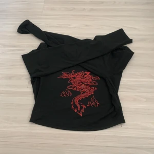 SHEIN  - SHEIN tröja men en röd drake på använt 5 gånger 