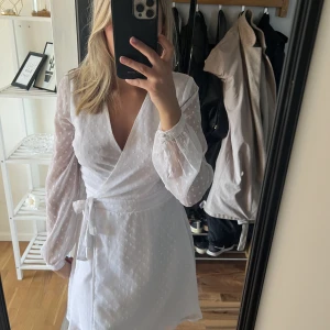 Studentklänning / vit klänning - Superfin från bubbelroom i storlek 36!