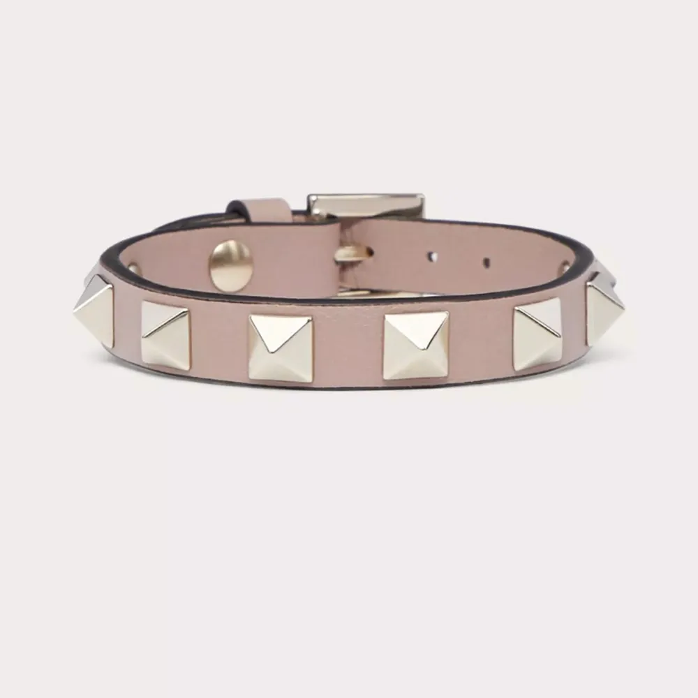 Säljer mitt valentino armband i färgen powder pink, (kvitto och box ingår) Säljer för 900kr💕. Accessoarer.