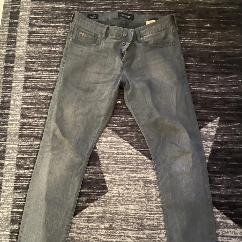 Gråa Schots soda jeans, skicket är 8,5/10. Köpta för 1500. Kom gärna med bud! . Jeans & Byxor.