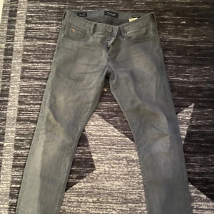 SCOTCH SODA JEANS - Gråa Schots soda jeans, skicket är 8,5/10. Köpta för 1500. Kom gärna med bud! 