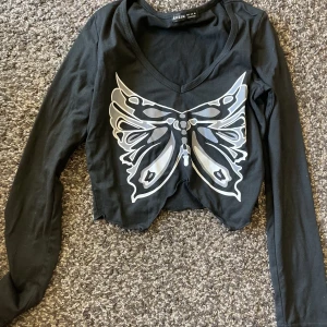 Svart topp  - Svart väldigt tunn topp. Formad lite efter trycket framtill.