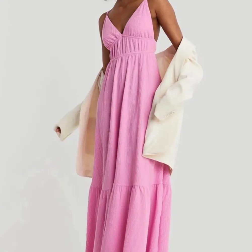 Rosa klänning i storlek XS från Gina Tricot, passar även S. Använd 2 gånger 💗  . Klänningar.