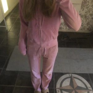 Rosa juicy set  - Säljer mitt fina juicy set ifrån juicy couture! Settet är mycket lent och inga skador förutom att metall bitarna på snörena har gått bort i tvätten som man ser på sista bilden men det är inget man lägger märket till❣️Tröjan i S och byxorna i XS!