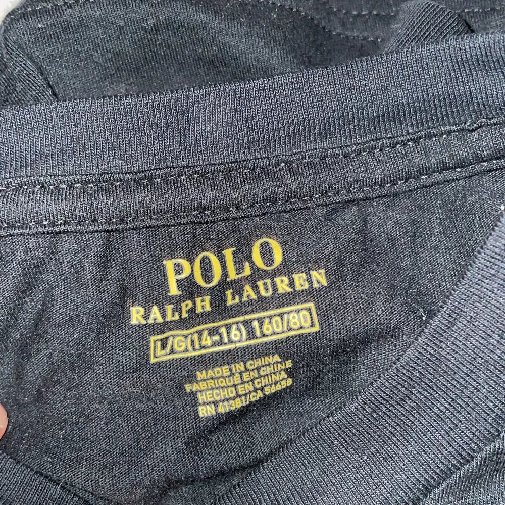Ralph Lauren tröja (svart) i storlek S (L för barn), som man kan se är den för liten för mig. 100kr! Skick 9/10, användes senast för över ett år sedan.. Tröjor & Koftor.