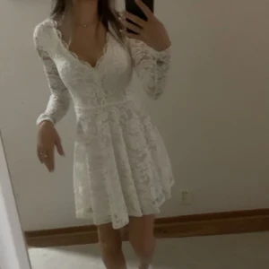 Studentklänning - Fin studentklänning i spets strl 34, alltså Xs. Jätte söt klänning i god skick!