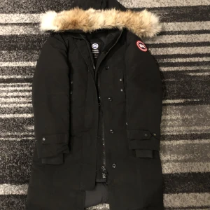 Canada goose - Säljer min canada goose jacka i stl M. Jag har använt jackan sparsamt, priset kan diskuteras vid ett snabbt köp 