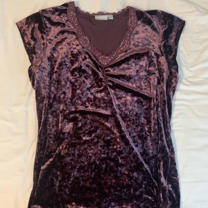 Lila sammet - Jättegullig topp i lila sammet med pärlor på kragen. Bra skick. Pris kan diskuteras 