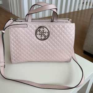 Väska  - Guess väska som aldrig har använts. Den är äkta. 