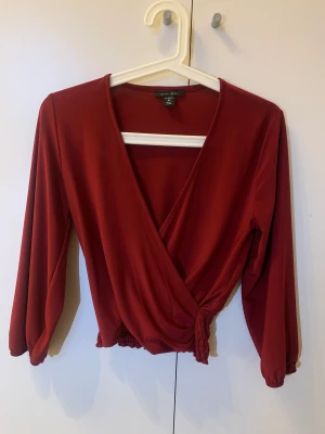 Blus  - En röd tröja från New Yorker. Den är använd, men i bra skick! 