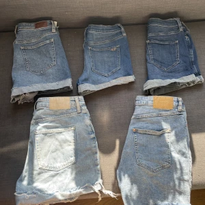 Shorts - Alla för 600kr, kan köpas var för sig. De tre övre är från Hollister storlek L7W28, de två undre är från H&M storlek 38. Alla är i superbra skick och säljs för att de är fel storlek. Kan lämnas över i Stockholm annars betalar köparen frakt.