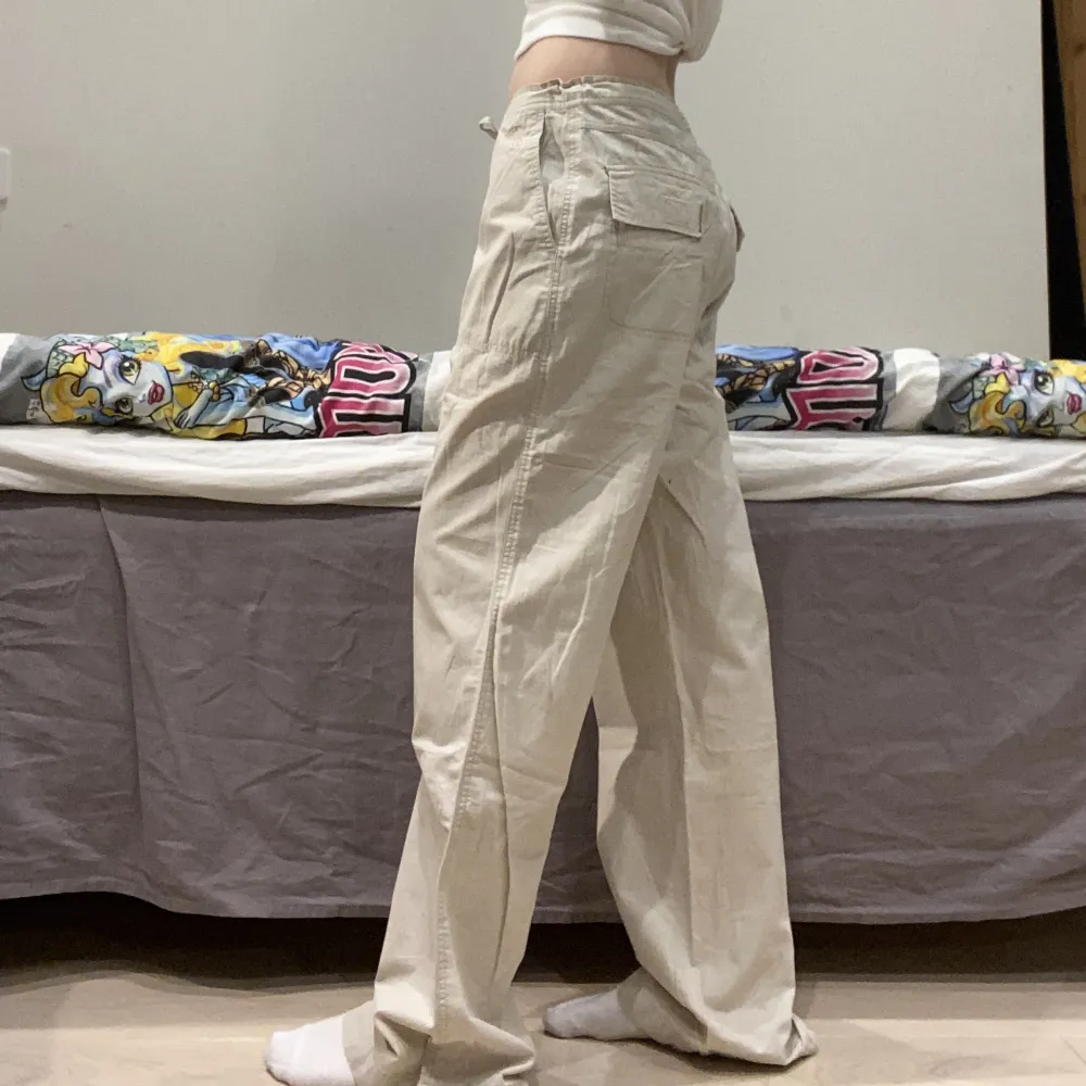 snygga linnebyxor som går att ha både low o midwaist💓midja 84 cm men går o göra mindre med snöret i midjan innerben: 82 cm! två vita färgfläckar som syns på första bilden men de går säkert att skrappa bort med något vasst men därav priset. Farkut & Housut.