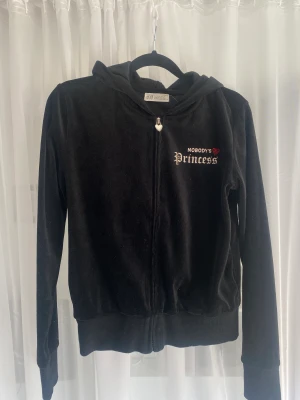 Kofta - Gullig kofta från H&M där de står på ryggen ”nobody’s princess”