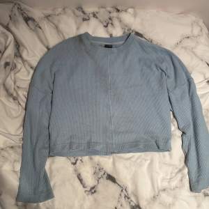 Ljusblå tröja från gina tricot i storlek M