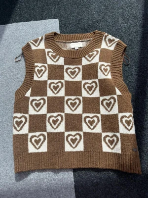 Stickad väst - Jättesöt stickad väst från Pull&Bear! Otroligt fin men använd typ 2 gånger endast och i nyskick. 