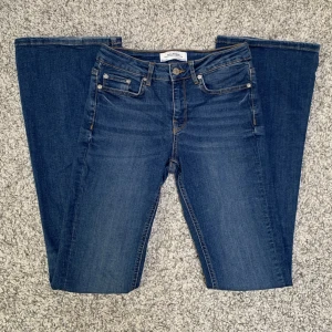 Lågmidjade jeans - Säljer dessa jättefina lågmidjade utsvängda jeansen som tyvärr inte kommer till användning! De är i stl 34💗Inga defekter, skickar mer än gärna fler bilder och mått🫶🏻